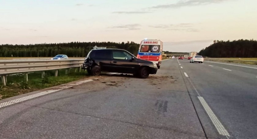 Wypadek na autostradzie A1. Młody kierowca jechał zbyt szybko i stracił panowanie nad samochodem