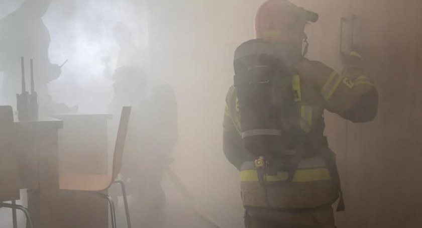 Pożar w pokoju na ostatnim piętrze Starostwa Powiatowego. Na akcji wysłano cztery zastępy, w sumie 13 strażaków