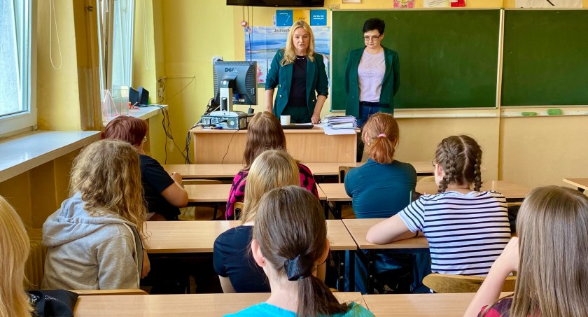 Pedagog i psycholog Powiatowego Centrum Pomocy Rodzinie o rodzicielstwie zastępczym w Elektryku