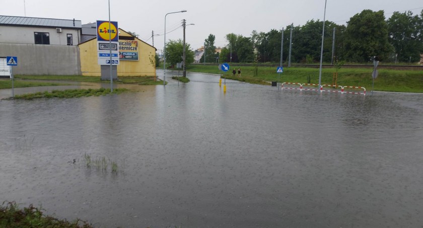 Uwaga! Dzisiaj też może zagrzmieć i solidnie popadać. A wiadomo, co się wtedy dzieje w mieście