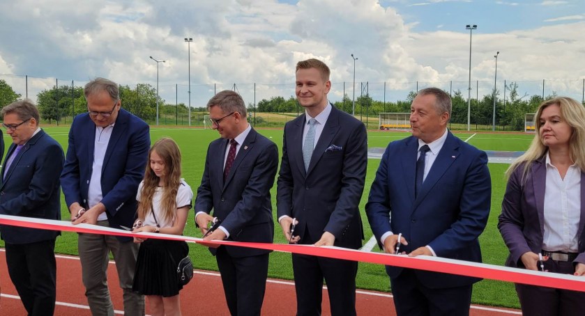 [ZDJĘCIA] Nowe boisko przy PSP nr 6 oficjalnie otwarte. Najpierw przemówienia, potem przecięcie wstęgi na koniec poświęcenie