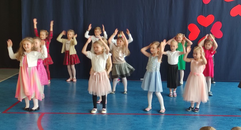 Rodzina zawsze razem się trzyma. Przedszkolaki z Dobryszyc przygotowały program z okazji Dni Rodziny