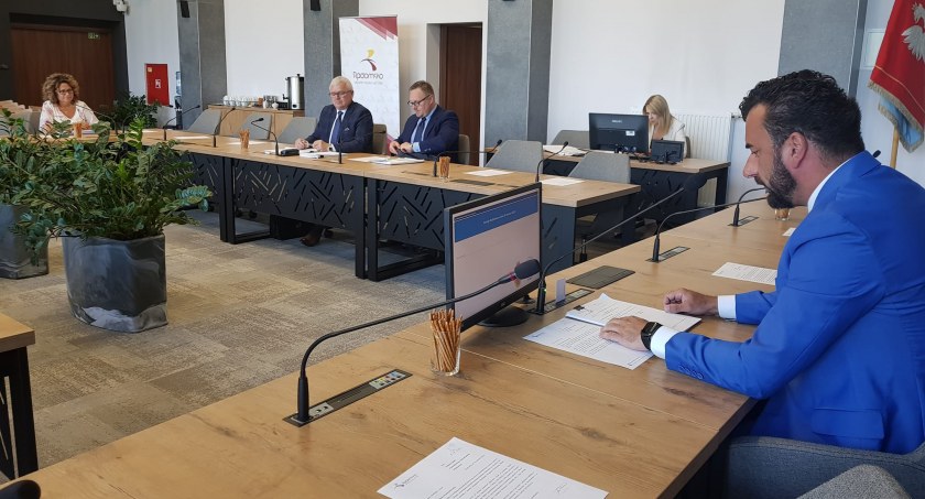Wotum zaufania i absolutorium dla prezydenta. Do tego raport o stanie miasta i zmiany w budżecie. Tym zajmą się miejscy radni