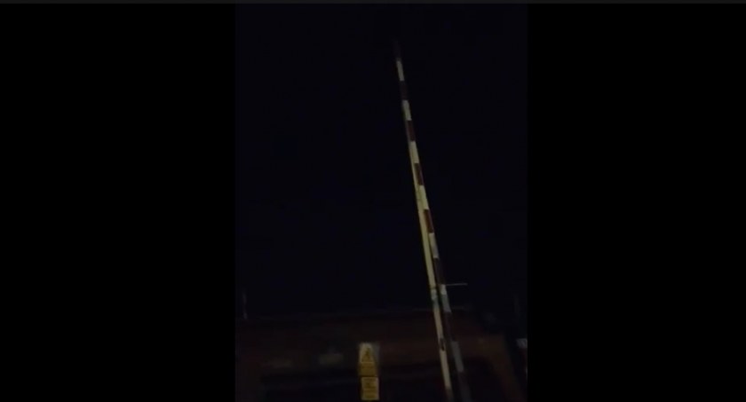 [WIDEO] Czytelnik: - Późny wieczór, przejazd w ulicy Warszyca otwarty, a pociąg jedzie. Zadzwoniłem pod 112
