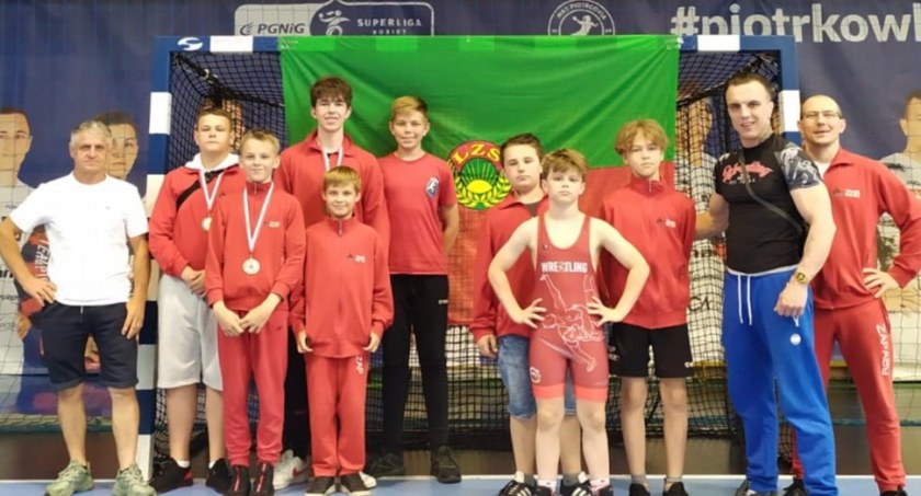 Młodzicy Zapaśniczego Klubu Sportowego Radomsko z medalami na Mistrzostwach Polski Zrzeszenia LZS.
