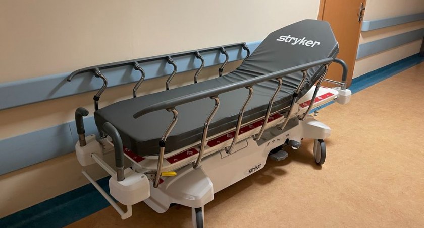 Szpital Powiatowy kupił wózek transportowy firmy Stryker. Z własnych pieniędzy dołożył niecałą stówkę