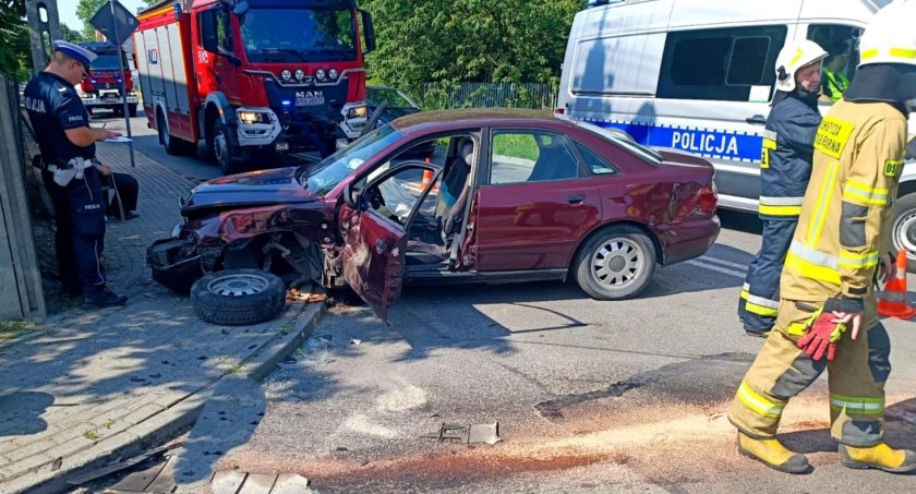 Zderzenie na skrzyżowania Grota Roweckiego i Prusa. 74-latek za kierownicą audi nie ustąpił pierwszeństwa przejazdu