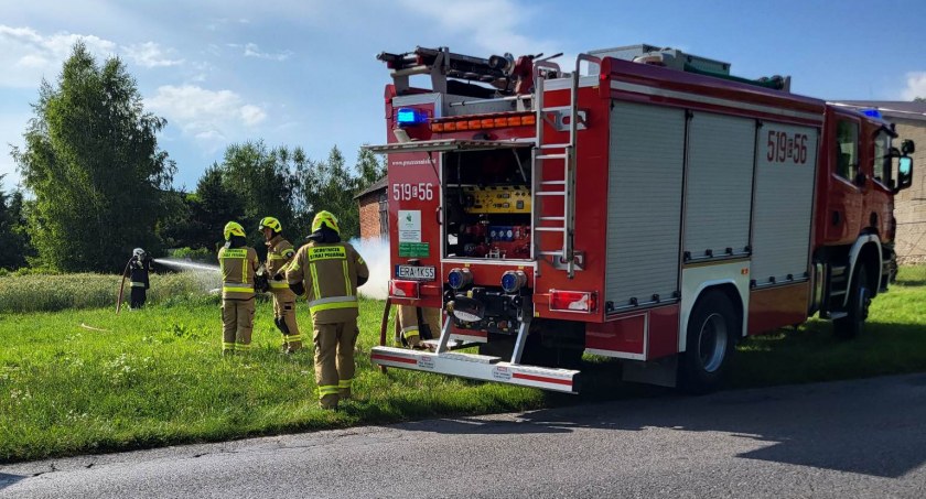 Pogoda nie pomaga, robi się coraz goręcej, o taki pożar nietrudno. Strażacy z Lgoty i Brudzic gasili trawę