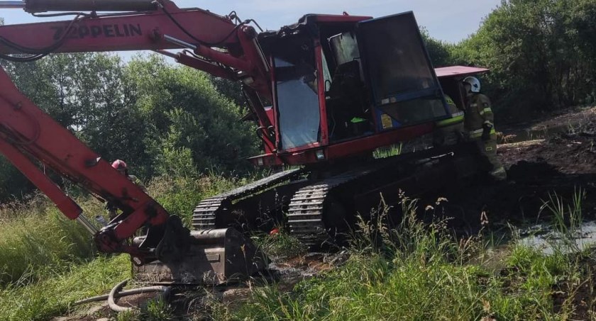 Pożar koparki w miejscowości Wiewiórów w gminie Dobryszyce. Ogień pojawił się w komorze silnika