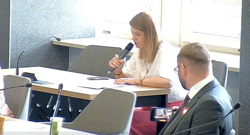 Łuszczyn: Pociąg odjeżdża. Czy Radomsko siedzi w jednym z wagonów, czy zostało na peronie? [Komentarz]