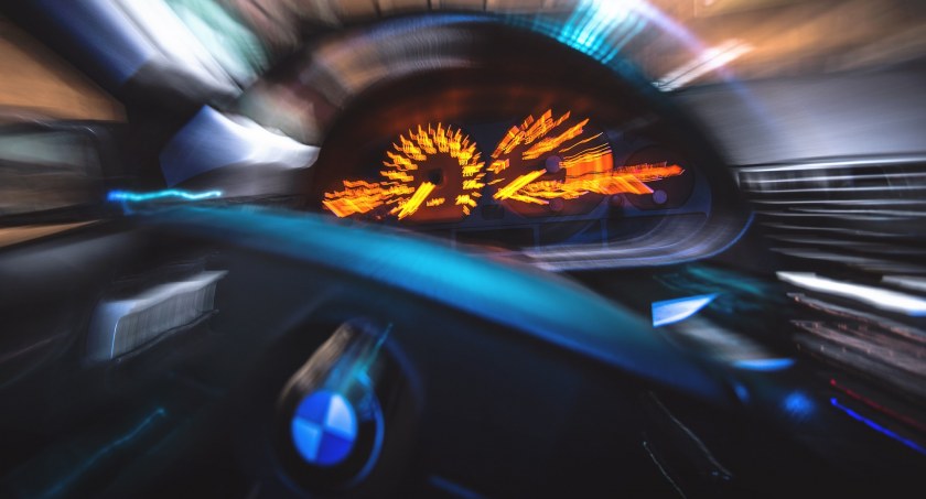 28-latek zasnął za kierownicą BMW. Samochód zjechał z jezdni i wjechał do rowu 