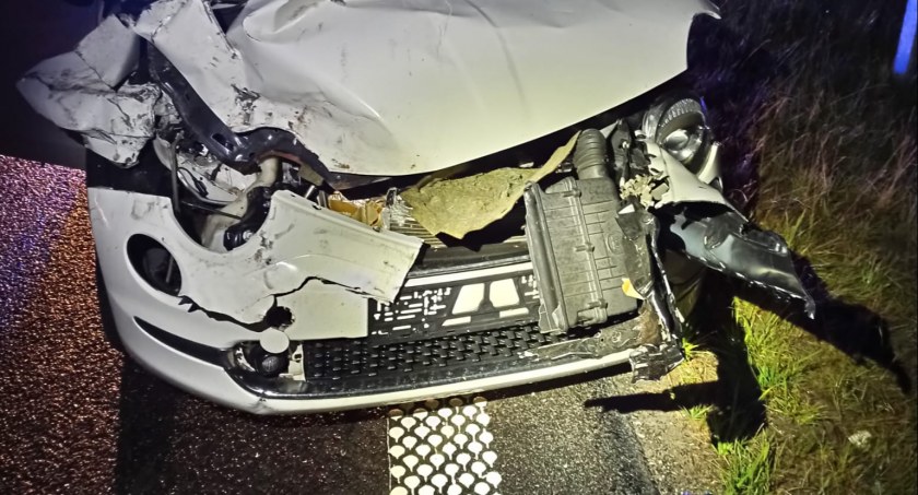 Autostrada A1 w gminie Dobryszyce. Zderzenie fiata z naczepą. 20-latek jechał zbyt szybko i zbyt blisko