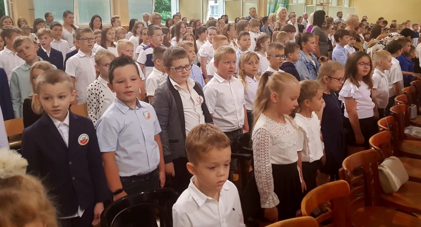 Wakacje! Znowu są wakacje! Uroczyste rozdanie świadectw w radomszczańskich szkołach