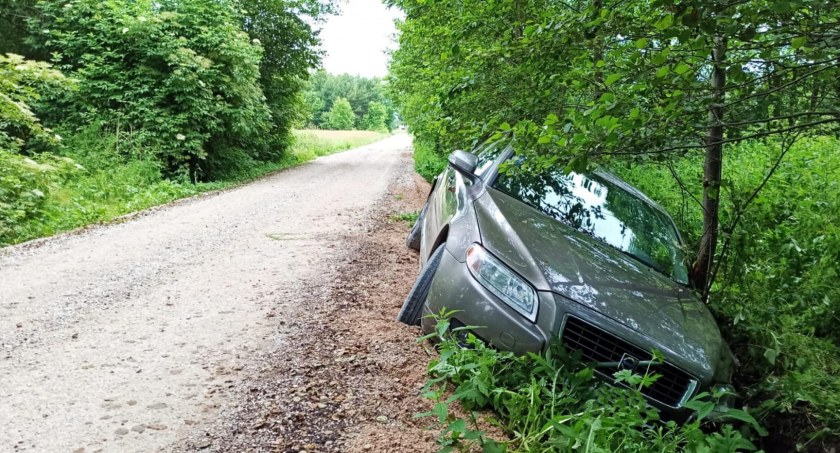 Pirowy w gminie Gomunice. Volvo w rowie. Pijany kierowca siedział za kierownicą. Nie dało się z nim porozumieć