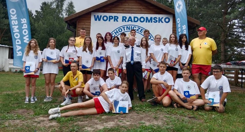 Zaprzysiężenie 25 Młodszych Ratowników WOPR w Zakrzówku Szlacheckim. Sezon letni oficjalnie otwarty