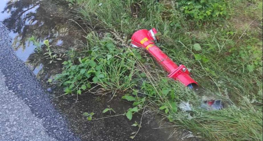 Czytelnik: Nie ma szczęścia gmina Radomsko do hydrantów. Leje się i leje. Ktoś pewnie uszkodził i pojechał dalej