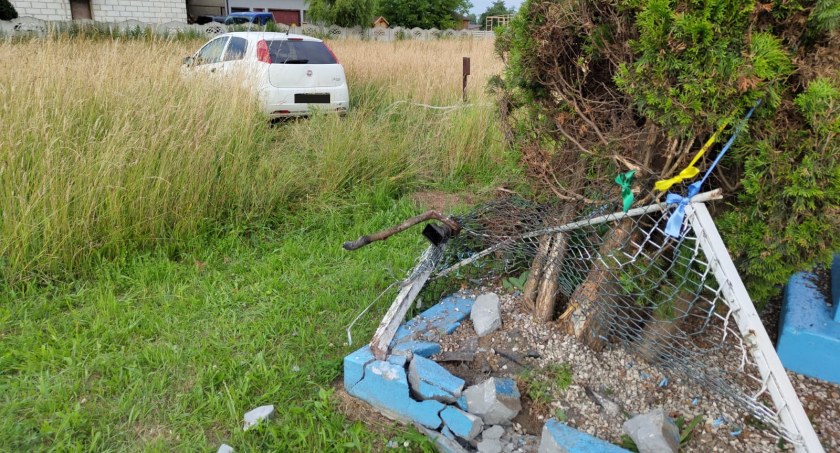 Kierowca fiata wjechał w kapliczkę w Okrajszowie. Zobowiązał się zapłacić za naprawę, policji nie wzywano