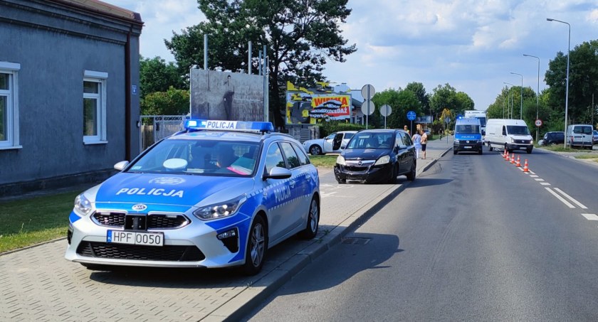 Zderzenie dwóch opli na ulicy Krakowskiej. Pasażerką jednego z nich była 10-letnia dziewczynka, razem z matką została odwieziona do szpitala