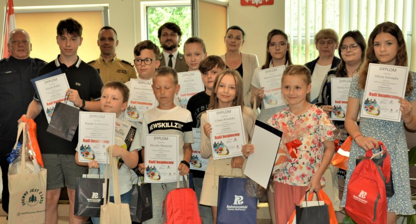 Rozstrzygnięcie konkursu „Bądź bezpieczny”. Uczniowie szkół podstawowych otrzymali dyplomy i nagrody