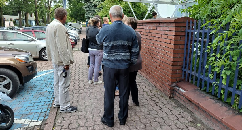 - Kolejka zaczęła się ustawiać przed 7 rano, widziałam z okna. Ja złożyłabym przez Internet, ale muszę pokazać orzeczenie
