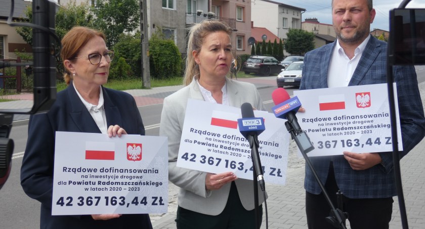 [WIDEO] Posłanka dziękuje premierowi, wicestarosta i członek zarządu posłance i rządowi. Za co? Za pieniądze na remonty dróg