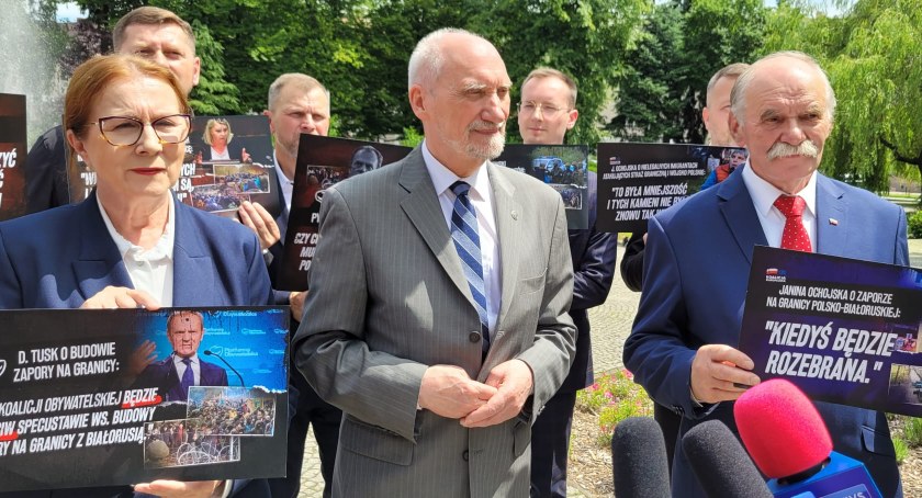 [WIDEO] Antoni Macierewicz: - Jeśli PiS przegra wybory, obrona polskiej granicy zostanie zlikwidowana. Konferencja prasowa na placu 3 Maja