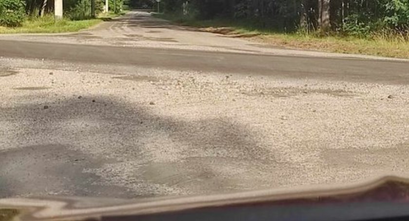 Wioletta Bąk-Kempa: - Widoczne na zdjęciu kamienie pochodzą z drogi gminne. Nie można obarczać winą wykonawcy remontu drogi powiatowej