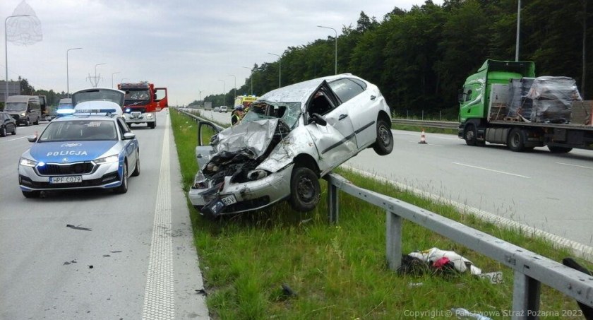Autostrada A1 w Stobiecku Szlacheckim. Zderzenie fiata z seatem. Ruch w kierunku Gdańska utrudniony