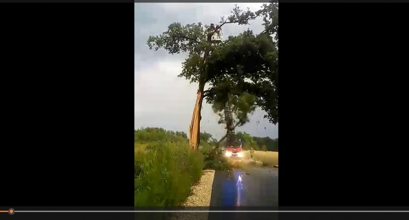 [WIDEO] Kapitan Marek Jeziorski: - Było spokojnie. Czytelnik: - Piorun uderzył w drzewo, na którym była kapliczka