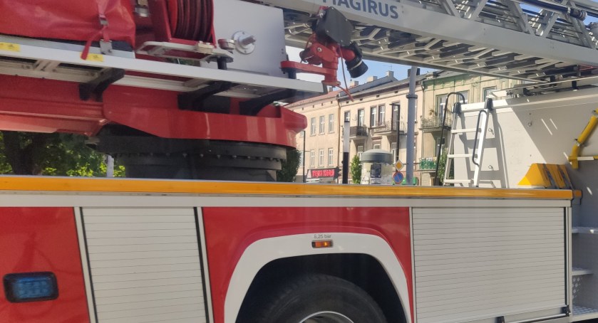 Starsza kobieta wyszła na balkon. Stała tam kilka godzin i nie mogła wrócić do mieszkania. Pomogli strażacy