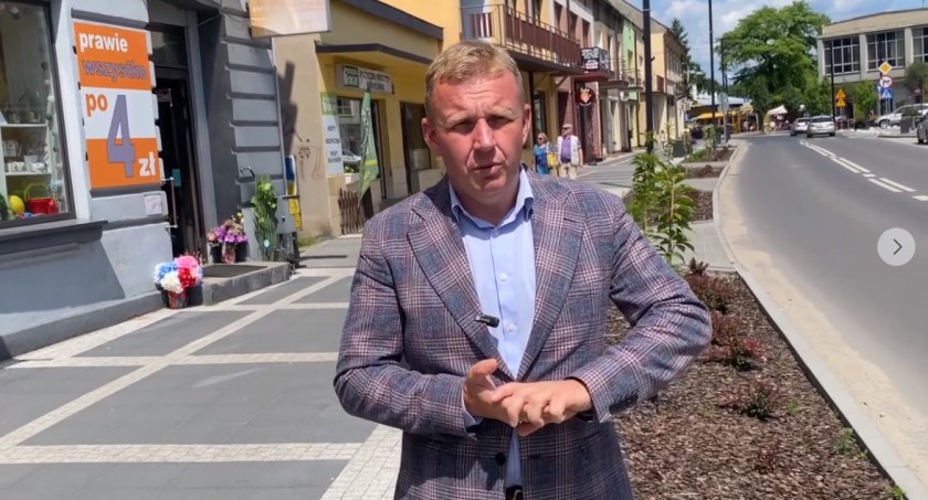 [WIDEO] Więcek o Żeromskiego: - Wygląda lepiej, drzewa są, ale dlaczego takie niewielkie? UM: - Wykonawca ma dosadzić szpaler klonów