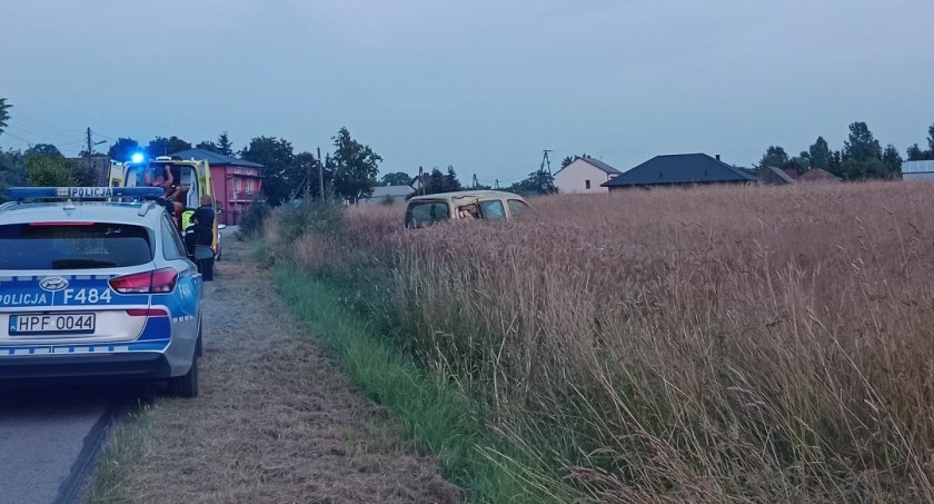 56-letni kierowca citroena wypadł z drogi i zatrzymał się w polu. Policjantom powiedział, że w alkomat dmuchał nie będzie