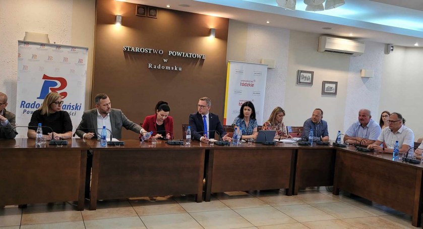 [ZDJĘCIA] Wicemarszałek Ziemba: - Transformacja to nasza wspólna odpowiedzialność i olbrzymia szansa. Spotkanie w Starostwie Powiatowym