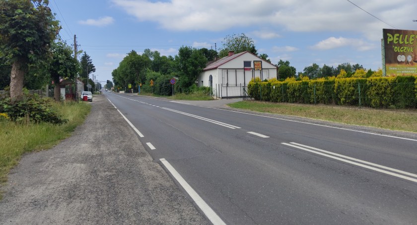 Bardzo kręta droga do chodnika, czyli kiedy ruszą prace na ulicy Narutowicza?