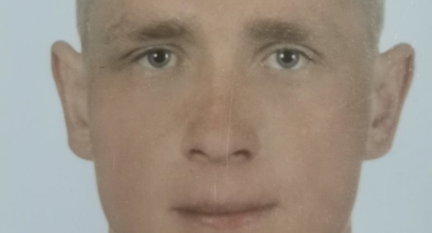24-letni Wiktor Sadza z gminy Wielgomłyny z domu wyszedł we wtorek rano. Policja prosi o pomoc w poszukiwaniach