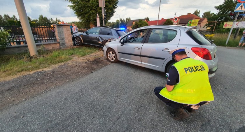 22-latka kierująca peugotem skręcała w lewo. Doprowadziła do zderzenia z audi. Do szpitala odwieziono 24-latka i jego pasażerkę