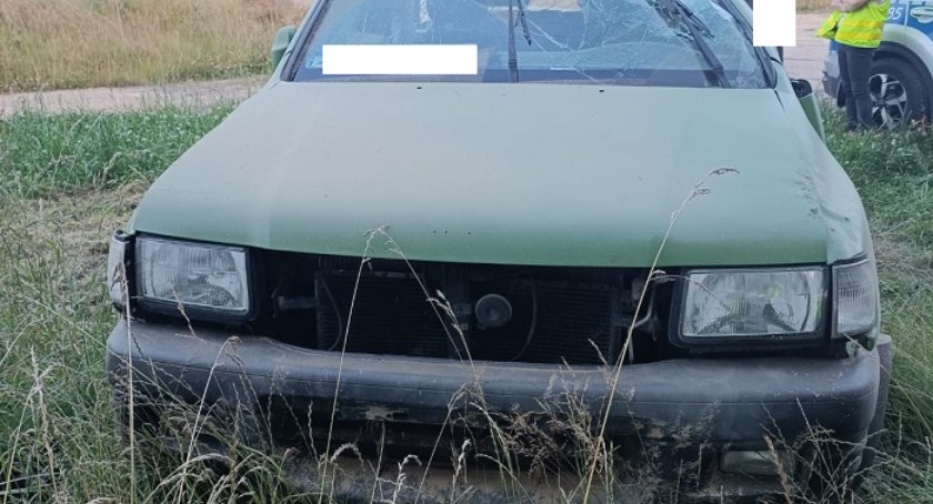 Kierowca opla trafił do szpitala w Radomsku. „W rejonie wiaduktu dachowało auto