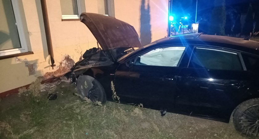 Audi wjechało w wiejską świetlicę, kierowca zniknął. Wypadek w Gałkowicach Starych