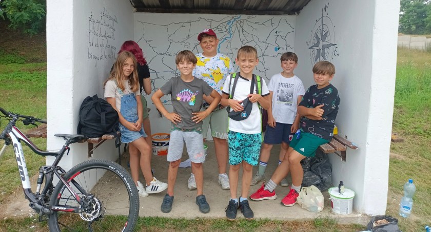 Artystyczny projekt na przystanku w Pratkowicach. Autorką projektu jest Julia Skupińska