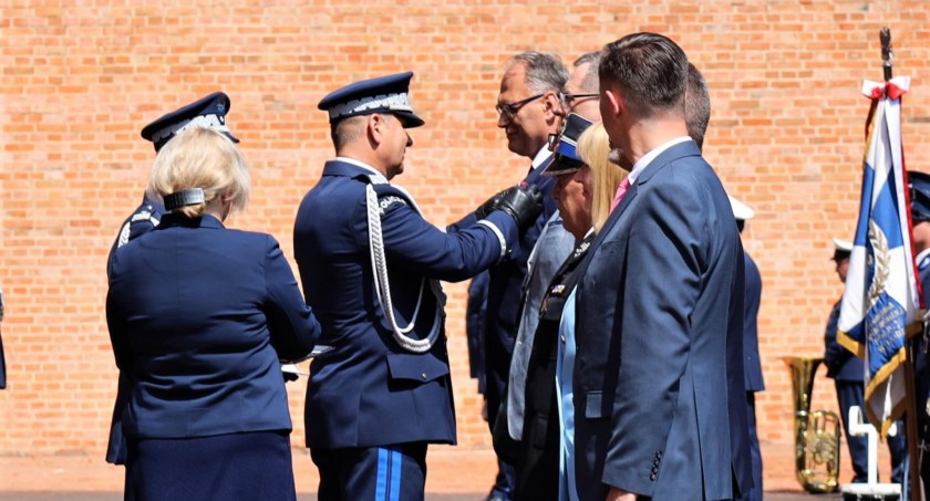 Złoty Medal za zasługi dla policji powędrował do... prezydenta Jarosława Ferenca 
