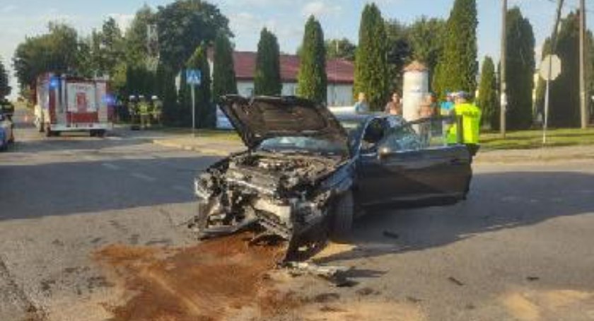 Wypadek w Woli Malowanej. Młody kierowca nie udzielił pierwszeństwa. Jedna osoba w szpitalu