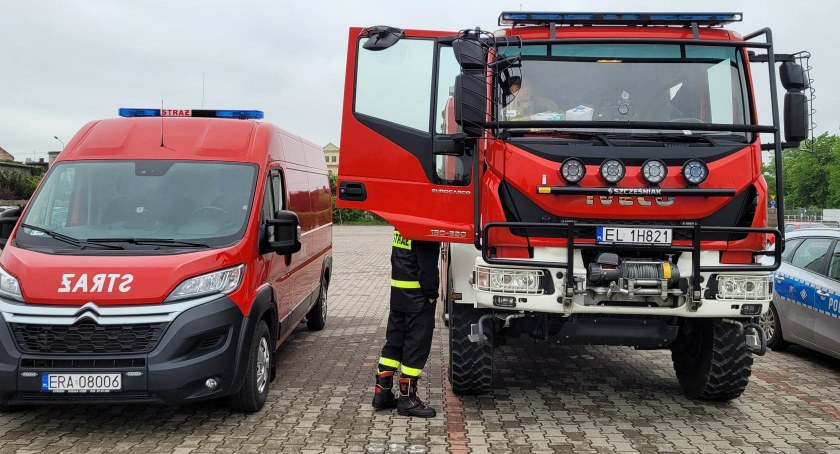 Wczoraj strażacy interweniowali w powiecie aż siedem razy. Dzisiaj usuwali niebezpiecznie pochylone drzewo