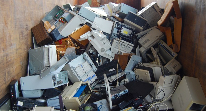 Wyścig po elektrozłom. Strażacy zorganizowali zbiórkę wśród mieszkańców, złomiarz ich ubiegł i zwinął odpady sprzed nosa