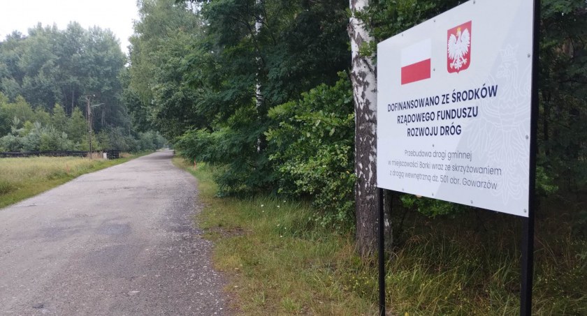Nie wiem co to za inwestycja, ale wychodzi mi, że najpierw postawili reklamę a droga w planach