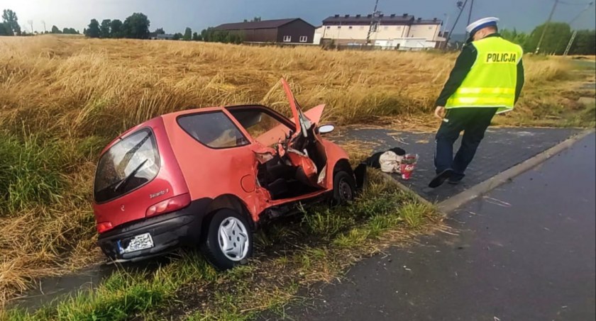 Ulica Strażacka w Lgocie Wielkiej. 76-letni kierowca fiata wjechał do rowu. Chwilę wcześniej poczuł skurcz lewej ręki 