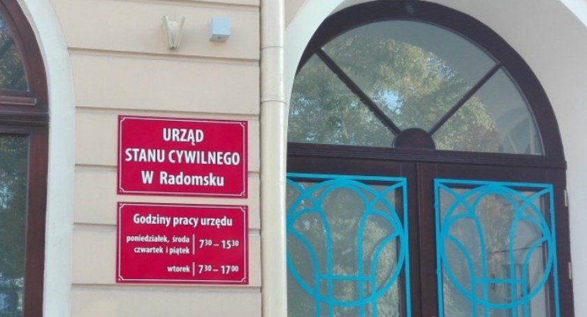 Czytelnik: dlaczego w USC nie można płacić na miejscu, tylko trzeba maszerować do urzędu miasta albo do banku?