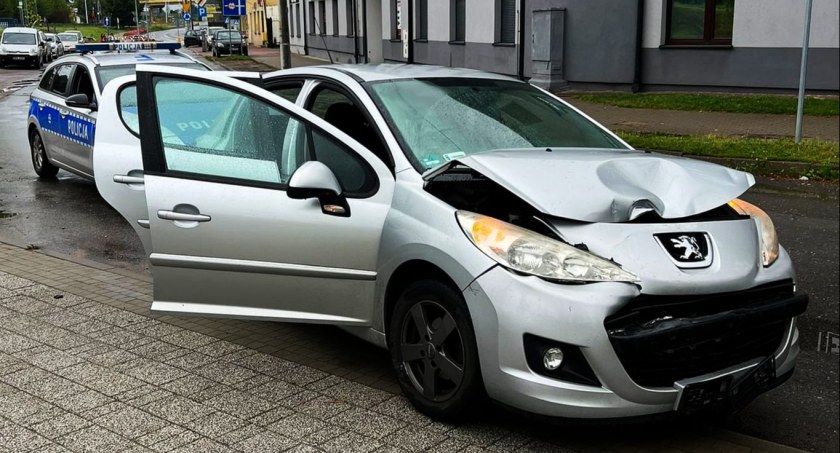 Wypadek na Sierakowskiego. Kobieta uderzyła w krawężnik i latarnię