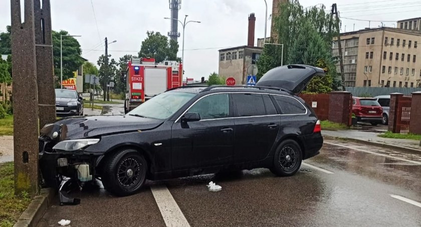 Wypadek na ulicy Sucharskiego. Kierująca pojazdem nie dostosowała prędkości do panujących warunków