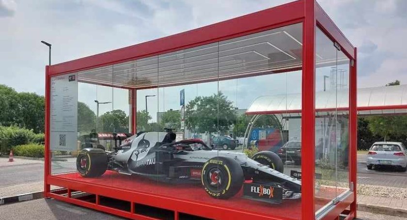  Scuderia Alpha Tauri  Formuły 1 w Radomsku? Czemu nie! Bolid rozpoczyna wakacyjną trasę po stacjach Orlen