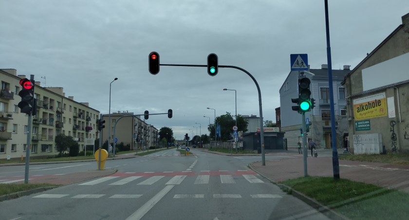 85-latek przewrócił się na przejściu dla pieszych. Na miejsce wezwano karetkę pogotowia. A potem policję